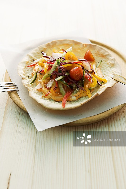 面包盘中的凉拌蔬菜图片素材