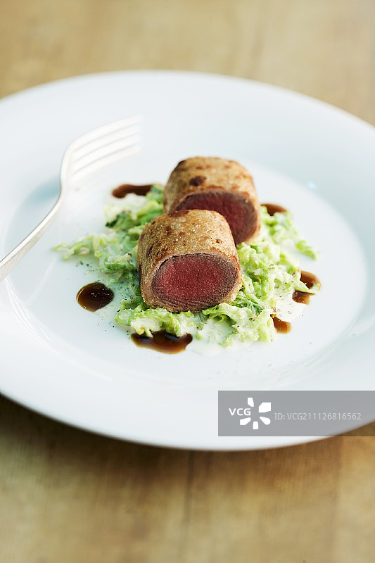 Savoy卷心菜混合菜上的鹿鞍图片素材