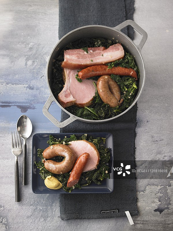 羽衣甘蓝搭配香肠、培根和烟熏猪排图片素材