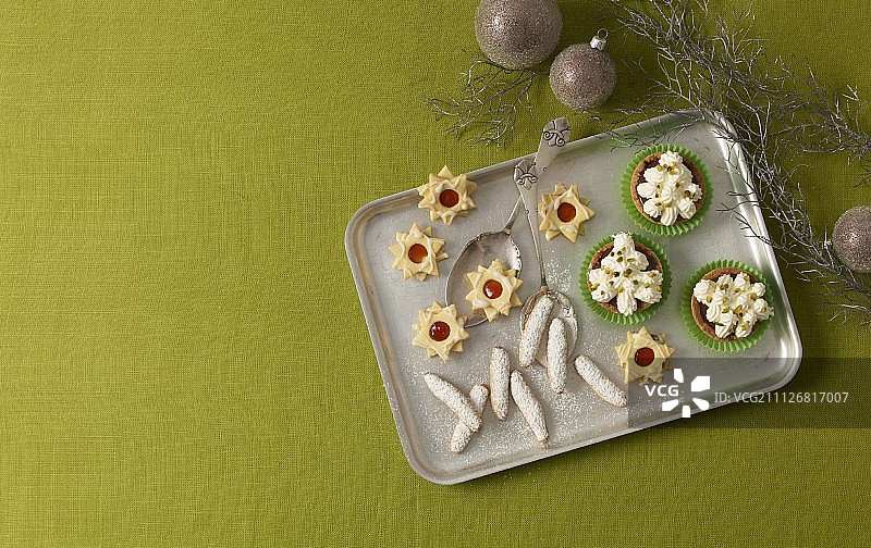托盘上的各种圣诞饼干图片素材