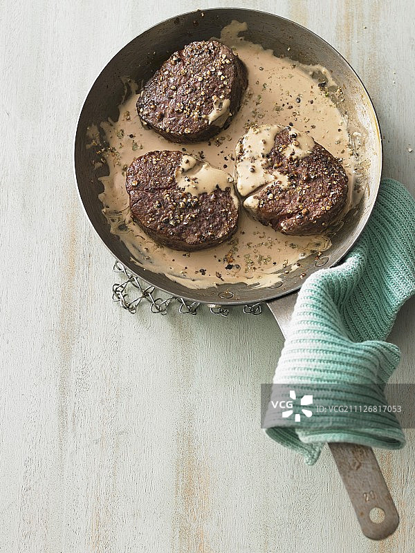 彩色胡椒干邑奶油汁牛排图片素材