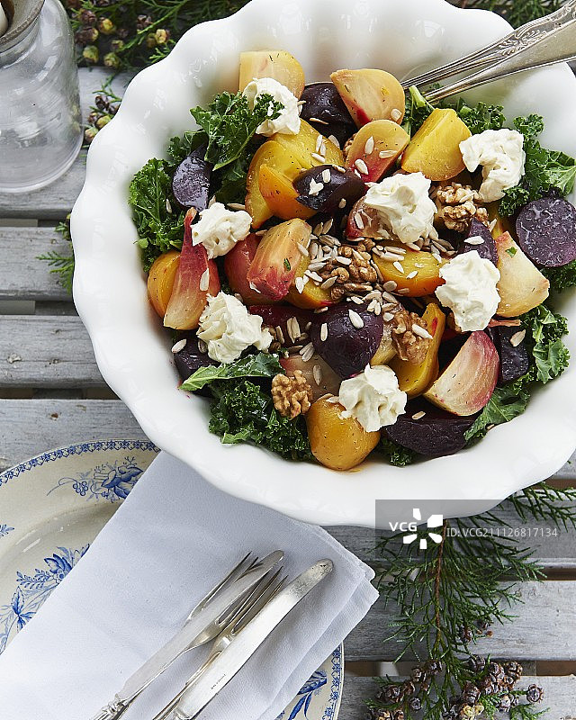 羽衣甘蓝奶油奶酪核桃葵花籽甜菜根沙拉图片素材