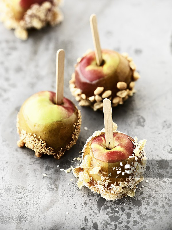 带坚果、芝麻和椰子的太妃糖苹果图片素材