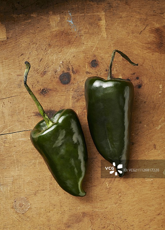 两个新鲜的普布拉诺辣椒（俯视）图片素材