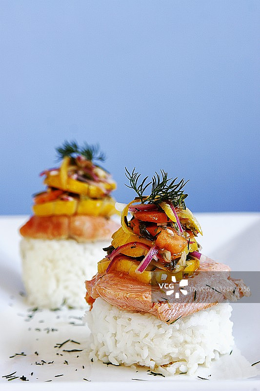 水煮三文鱼片佐米饭和腌制蔬菜图片素材