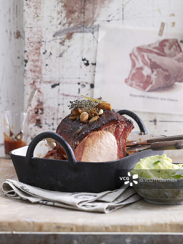 烤烟熏猪肉配土豆泥和豆类图片素材