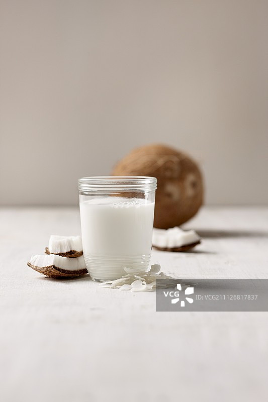 一杯纯素椰奶图片素材