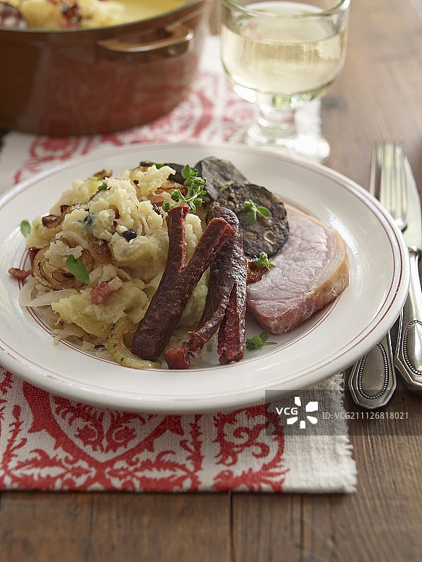 土豆泥和酸菜配洋葱、羊肉香肠、黑布丁和熏猪肉图片素材