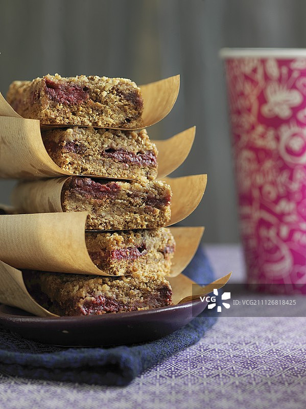 燕麦覆盆子酱蛋糕图片素材