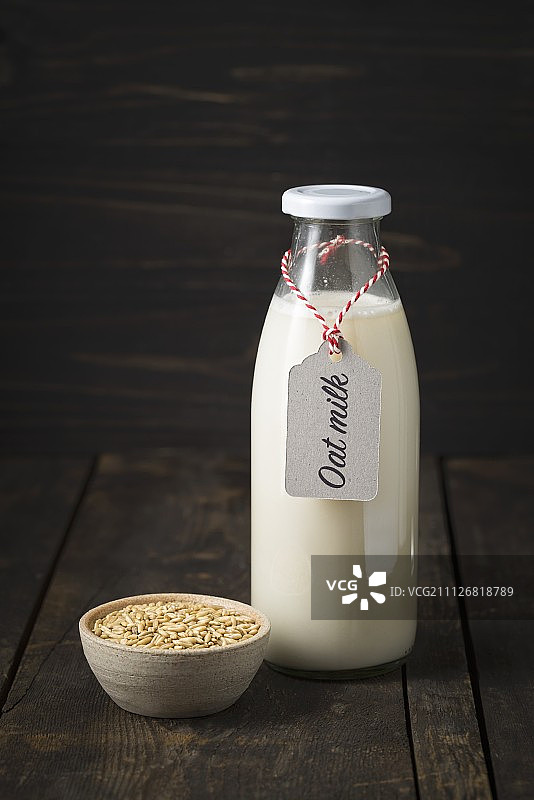带标签的玻璃瓶装燕麦奶图片素材