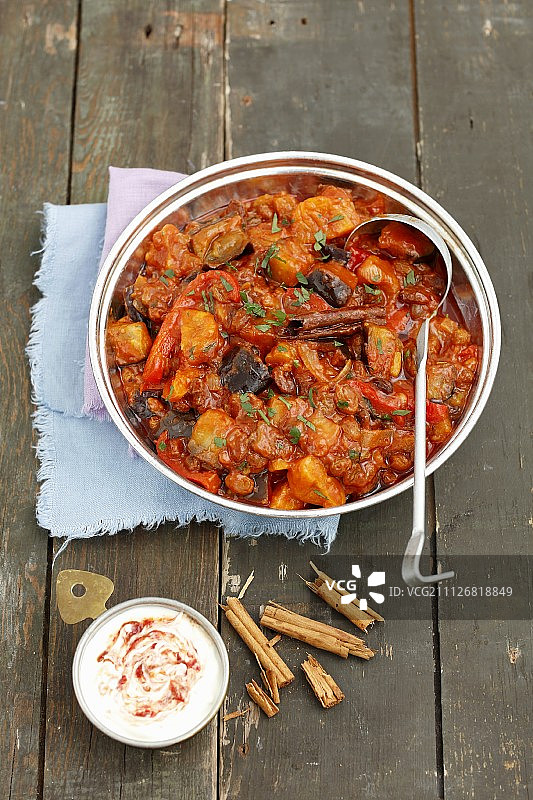 葡萄干杏仁肉桂红烧茄子图片素材