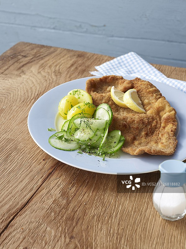 维也纳炸肉排配土豆和黄瓜沙拉图片素材