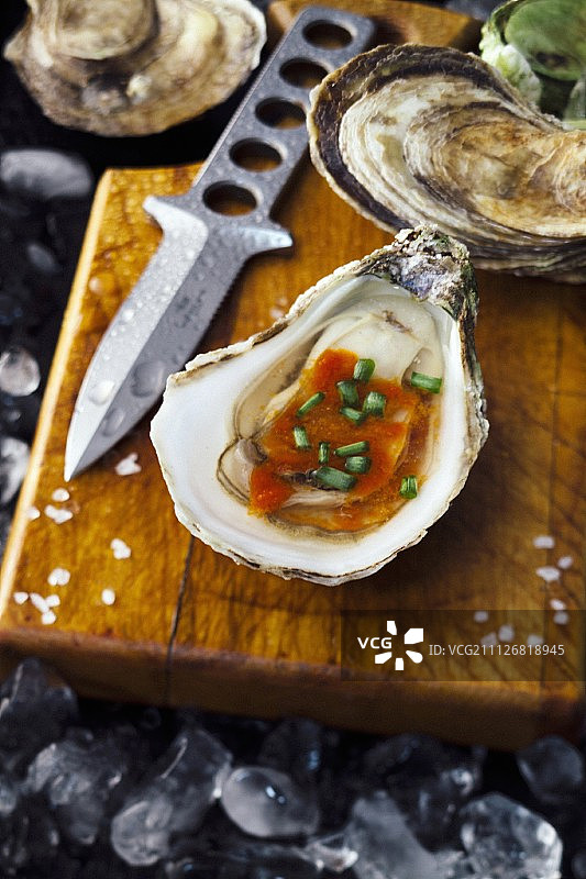 新鲜生蚝配红酱和韭菜图片素材