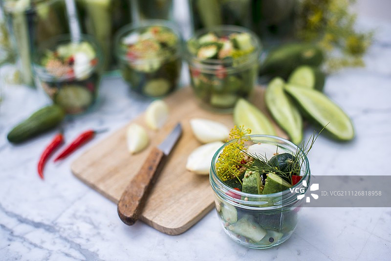 一罐自制小黄瓜图片素材