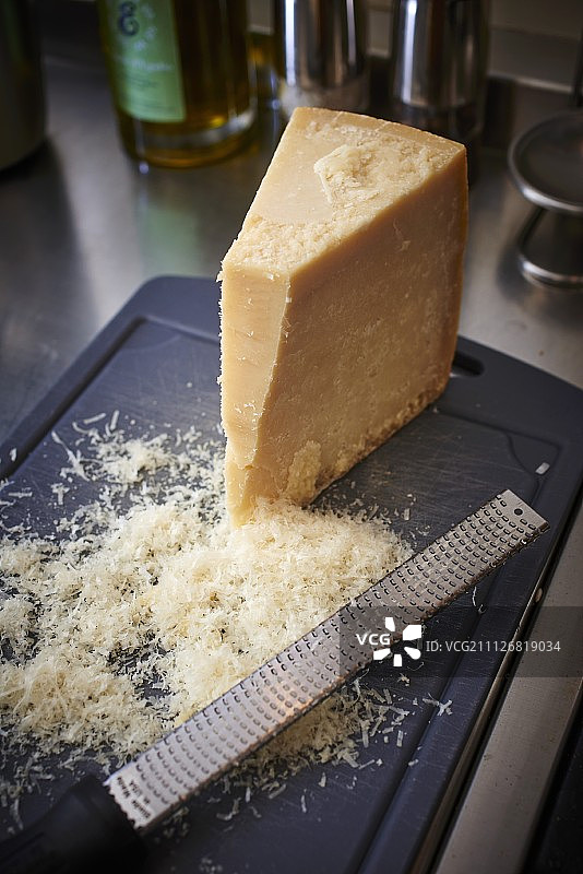 帕尔马干酪和磨碎的帕尔马干酪图片素材