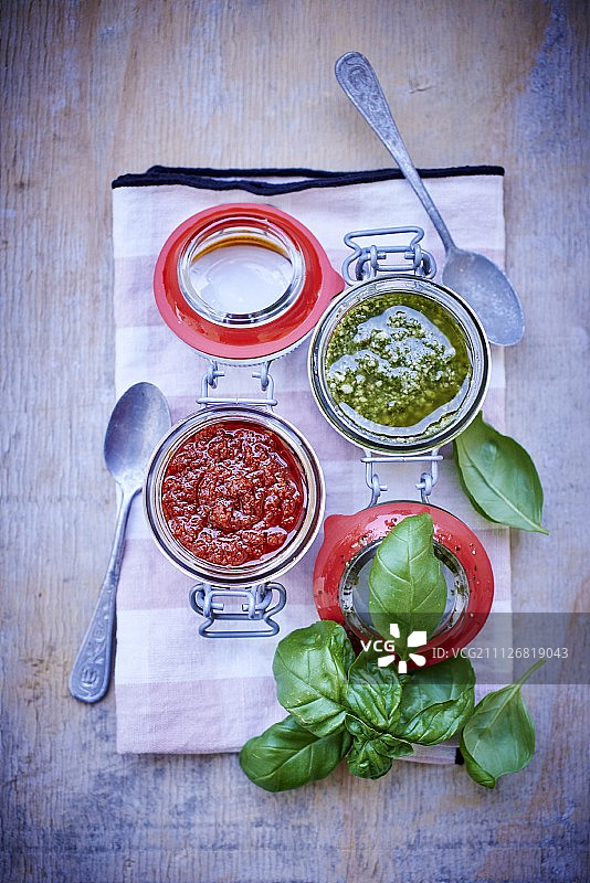 番茄香蒜酱和罗勒香蒜酱图片素材