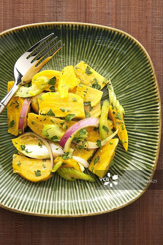 洋葱和芹菜金甜菜沙拉图片素材