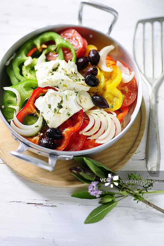 蔬菜沙拉配绵羊奶酪图片素材