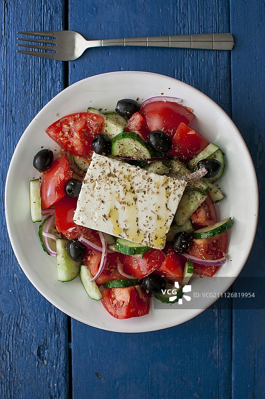 希腊沙拉配番茄、黄瓜、洋葱、黑橄榄、菲达奶酪、橄榄油和干牛至图片素材