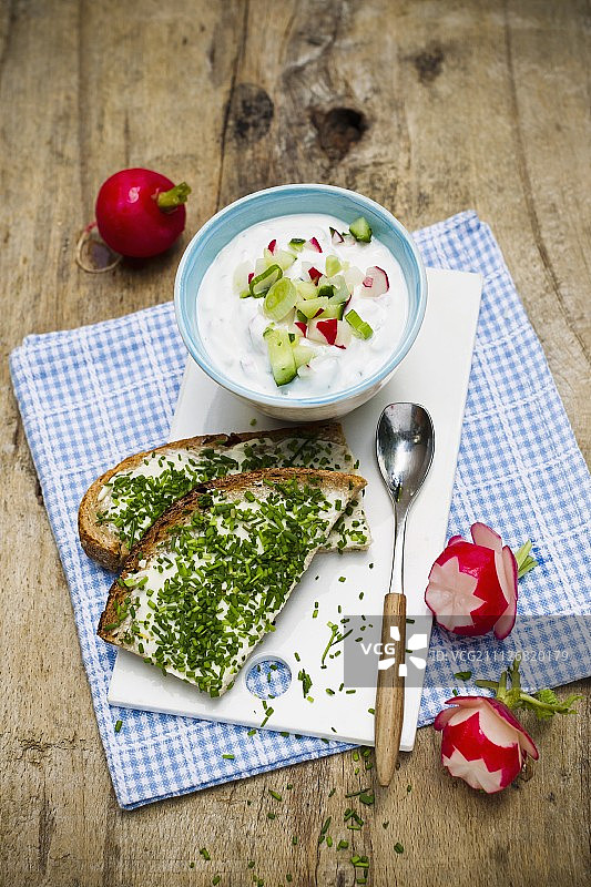 萝卜香葱蘸酱配韭菜面包图片素材