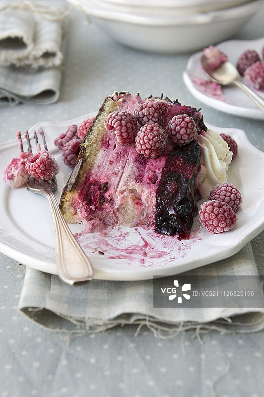 一片覆盆子黑莓蛋糕图片素材