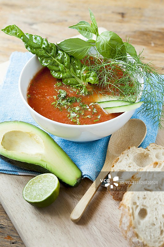 配有香草和鳄梨的西班牙凉菜汤与白面包图片素材