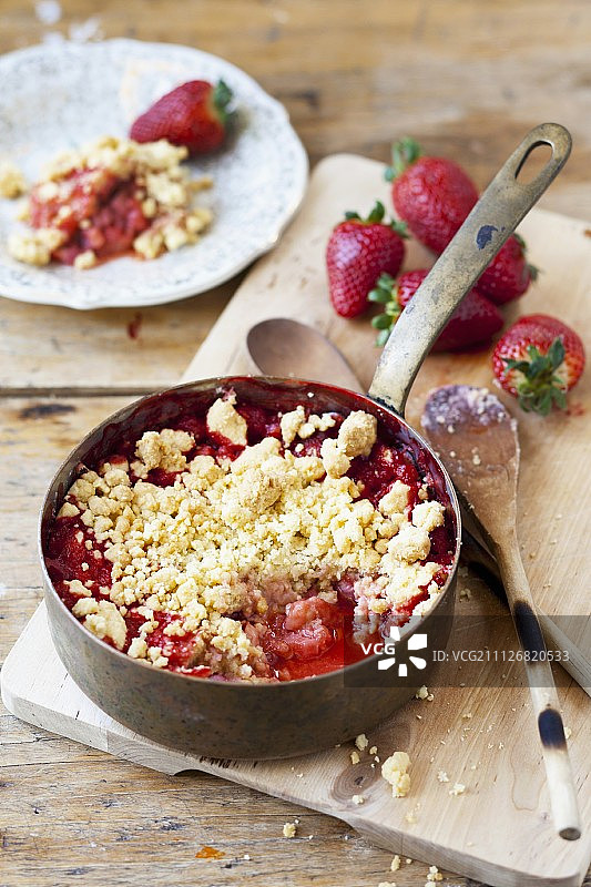 平底锅中的草莓和大黄酥皮图片素材