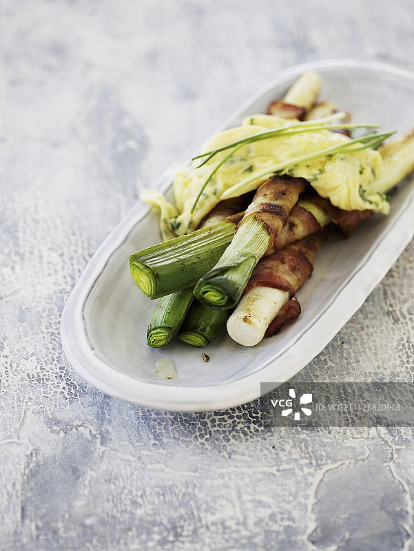 培根卷韭葱配香草炒蛋图片素材