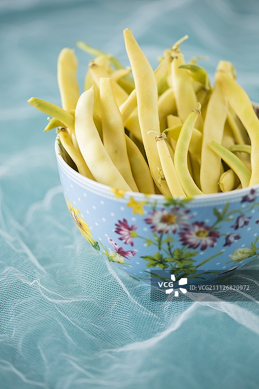 花纹碗里的黄色蜡豆图片素材