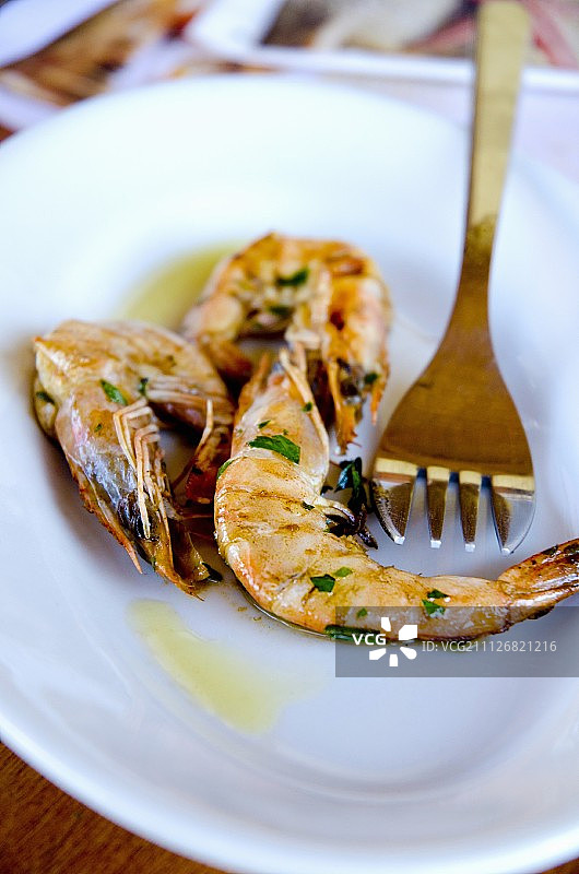 烤大虾配大蒜和欧芹图片素材