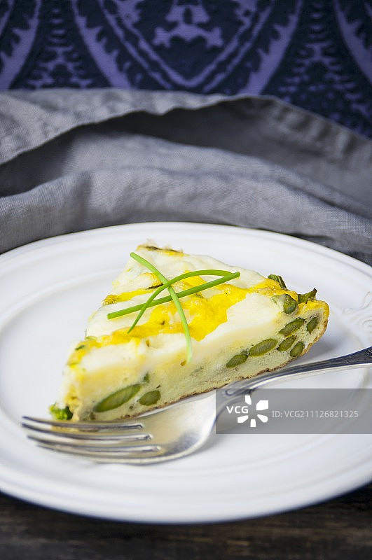 一块绿色芦笋烘蛋图片素材