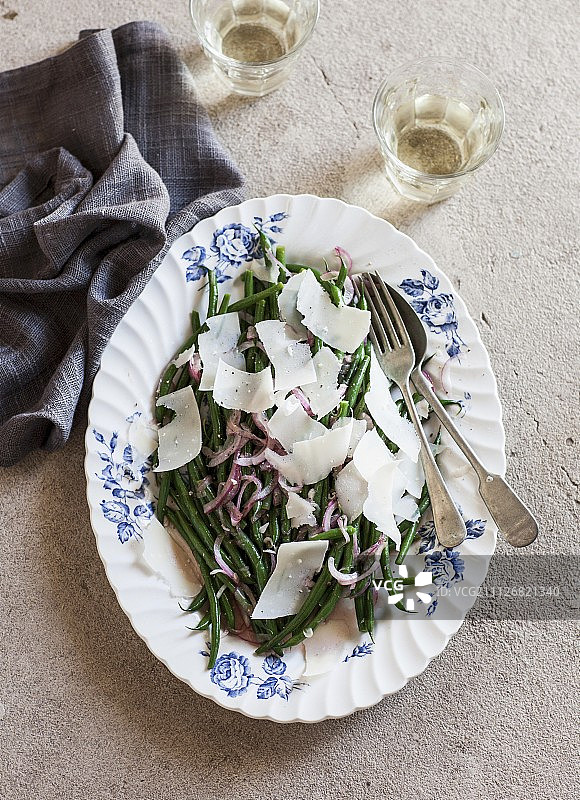 绿豆沙拉配红洋葱和帕尔马干酪图片素材