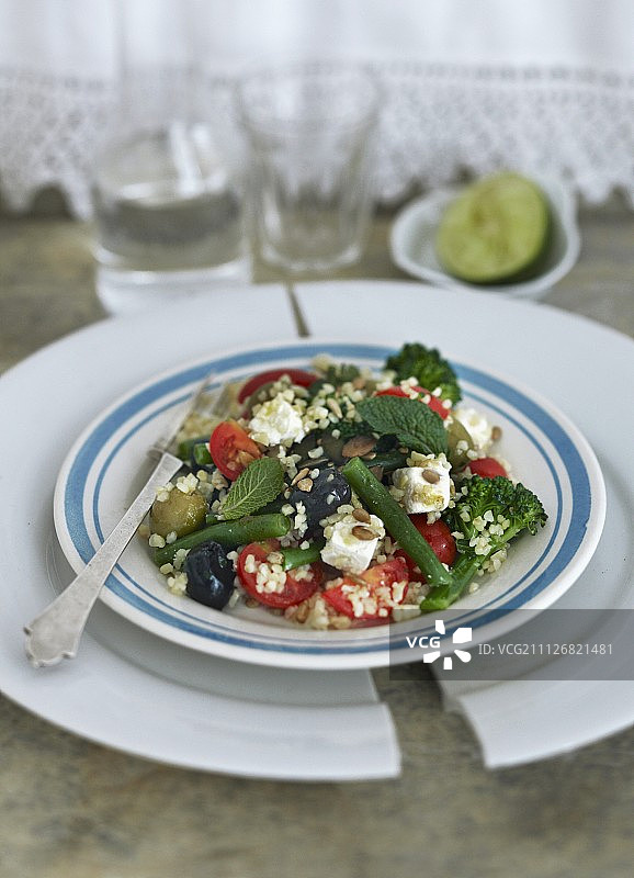 希腊沙拉配青豆、西兰花、番茄、保加麦和橄榄图片素材