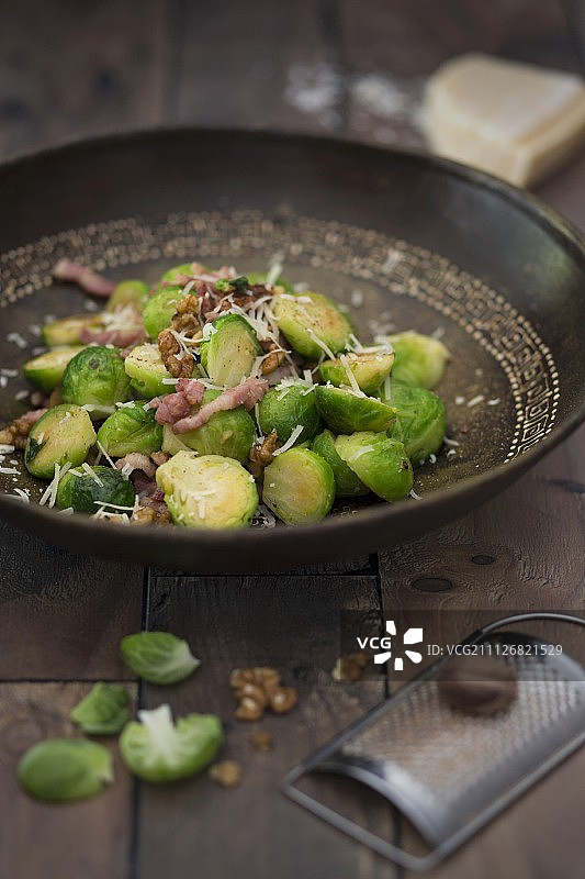 培根核桃炒球芽甘蓝图片素材