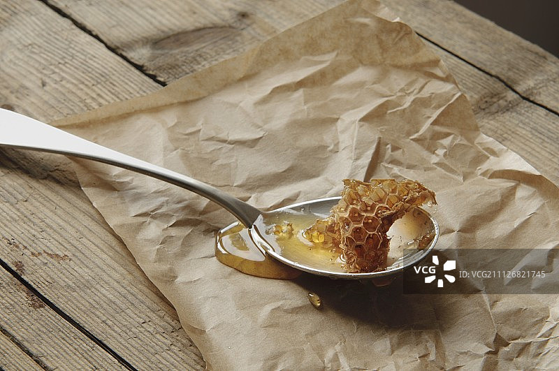 勺子上的野生蜜蜂蜂窝图片素材
