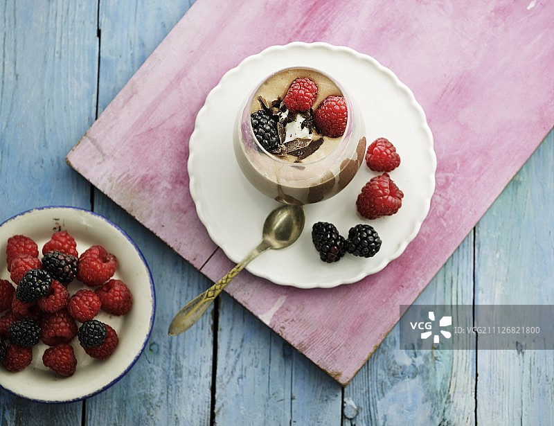 香蕉和巧克力冰淇淋配浆果图片素材