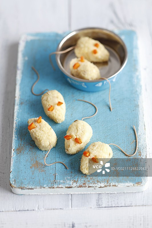 自制小老鼠造型的猫用鱼饼图片素材