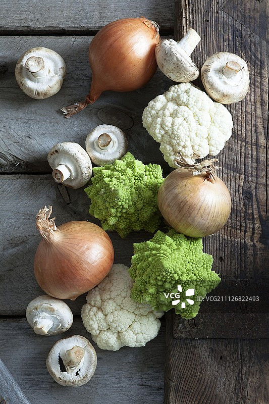花椰菜、罗马花椰菜、洋葱和蘑菇（俯视）图片素材