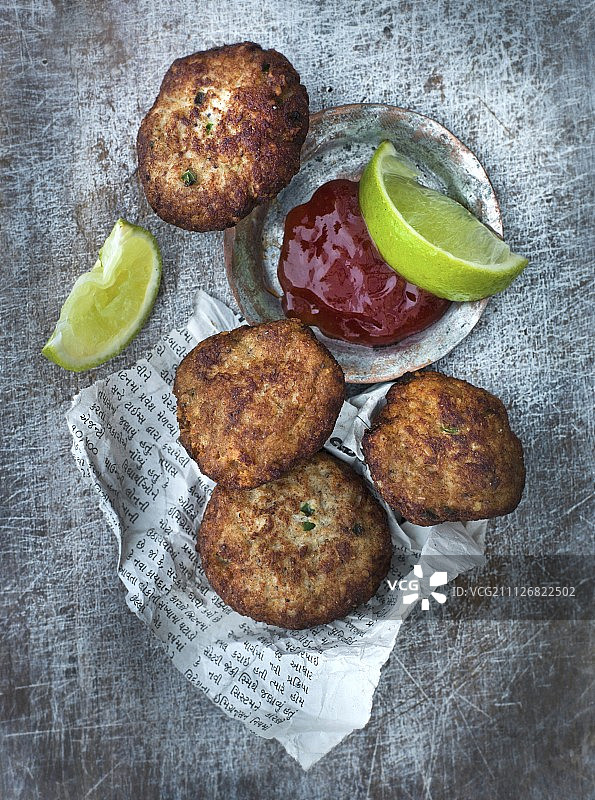 搭配唐杜里酱和酸橙的鱼饼图片素材