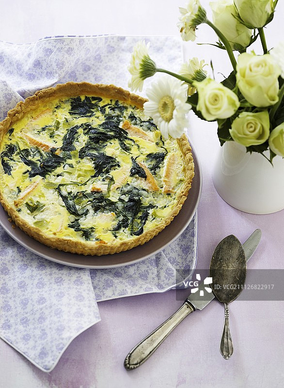 菠菜烟熏鳟鱼乳蛋饼图片素材