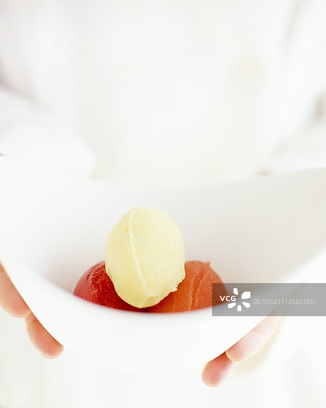 手持香草冰淇淋、血橙沙冰和草莓沙冰图片素材