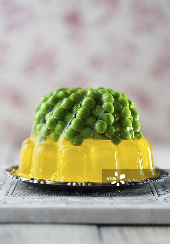 金属盘上的豌豆冻图片素材