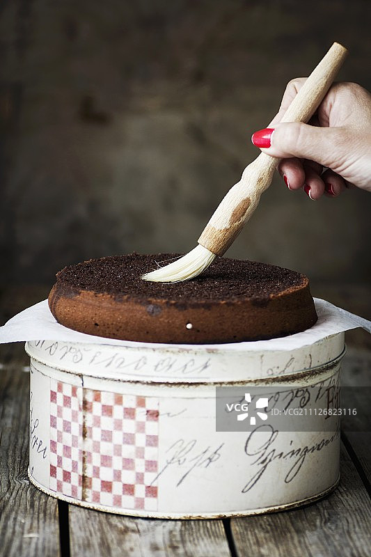 正在刷油的蛋糕底图片素材