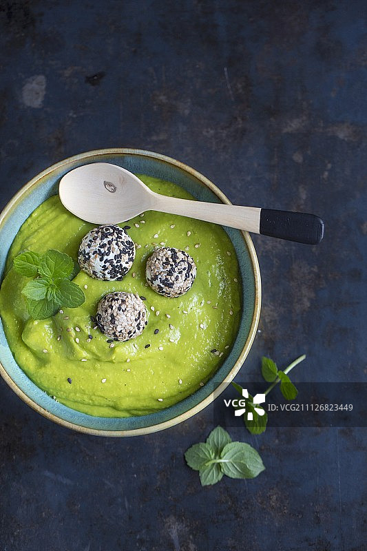薄荷羊奶酪球豌豆汤图片素材