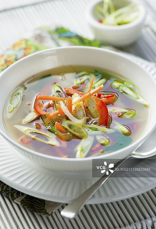 配葱的香辣蔬菜汤图片素材