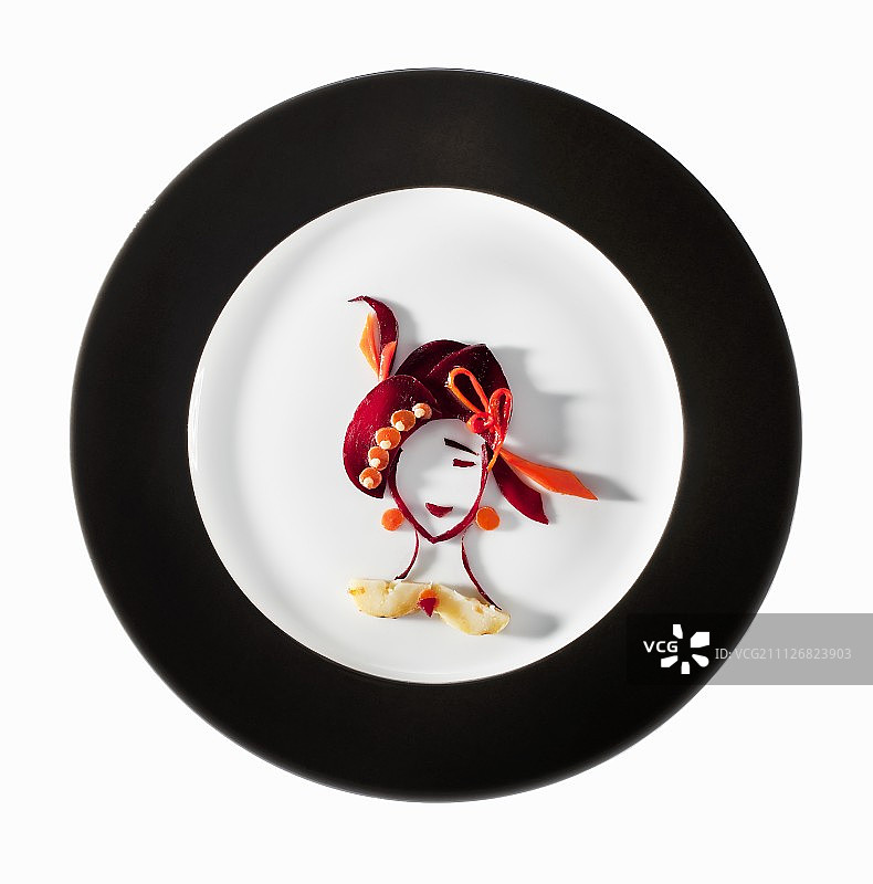 时尚美食：烤甜菜根，作为20世纪20年代风格的帽子，装饰有对比鲜明的细节图片素材