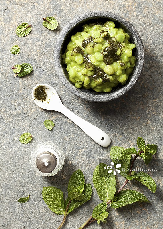 糊状豌豆和薄荷酱图片素材