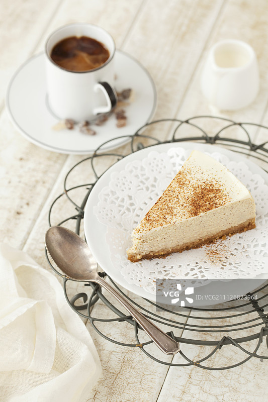 搭配咖啡的香料芝士蛋糕切片图片素材