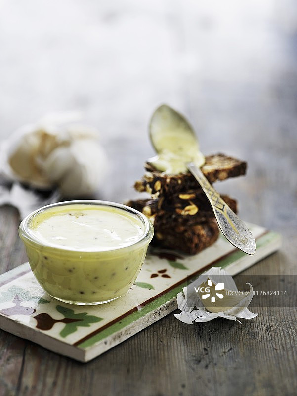 蒜泥蛋黄酱配全麦面包图片素材