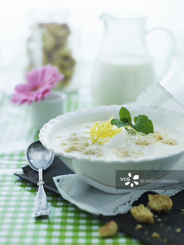 经典丹麦酪乳甜点配柠檬、烤面包和薄荷图片素材